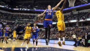 Rodney Stuckey lanza ante Jason Smith.