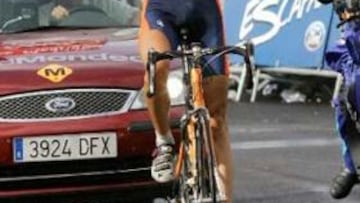 <B>EN SOLITARIO.</B> El ciclista vasco alcanzó la meta en Cerler aventajando en quince segundos al grupo de los favoritos.