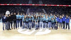 Los jugadores del j&uacute;nior masculino y del femenino del Movistar Estudiantes son homenajeados en el WiZink Center tras conquistar el doblete en el campeonato de Madrid.