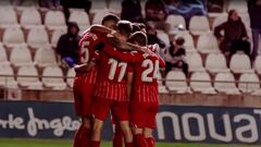 Los jugadores del Sevilla se abrazan tras el gol de Ocampos.