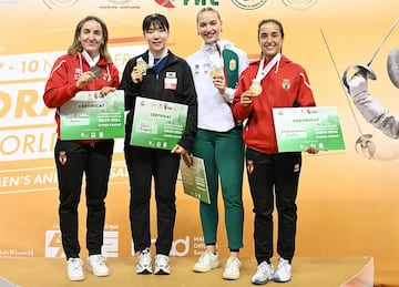 Martín-Portugués, a la izquierda, en el podio de la Copa del Mundo de Orán. 