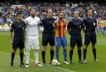 El árbitro David José Fernández Borbalán acompañado de los asistentes Raúl Cabañero Martínez y Jorge Canelo Prieto, el cuarto árbitro Gustavo Rebollo López y los capitanes Sergio Ramos y Paco Alcácer.