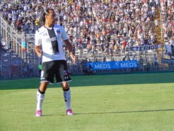 En 2008, tras su paso por Argentina, vuelve a Chile para firmar por Colo Colo. Ese año gana el Clausura, y en 36 partidos, anotó 6 goles. Posterior a eso, parte a Palmeiras.  Este 2015, volvió a la tienda, tras un exitoso pasar por O'Higgins de Rancagua.