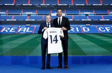 El exjugador del Espanyol posa con el presidente del Real Madrid durante su presentación como nuevo jugador del Real Madrid.