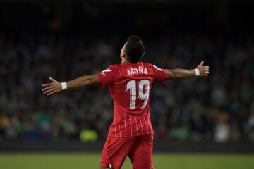 Acuña celebra el 0-1 ante el Betis. / AFP