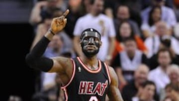 LeBron James, con su máscara negra de granito.