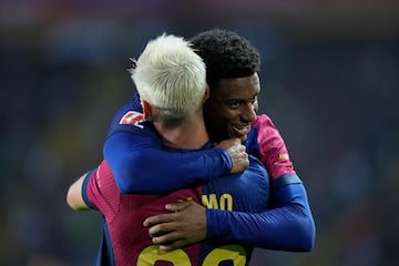 BARCELONA, 03/11/2024.- El centrocampista del FC Barcelona Dani Olmo (i) es felicitado por su compañero Alejandro Balde después de marcar su segundo gol, que pone el marcador a 3-0, durante el partido de LaLiga que enfrenta al FC Barcelona contra el Espanyol este domingo en el Camp Nou en Barcelona. EFE/ Enric Fontcuberta
