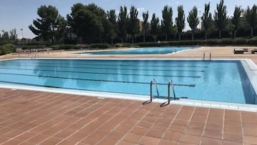 Piscina de verano con las escaleras en primer plano
 EUROPA PRESS
   (Foto de ARCHIVO)
 02/07/2020