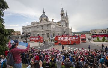 ¡Suben ya los jugadores al autobús descapotable! ¡Turno ahora para la visita a la sede de la Comunidad de Madrid! 