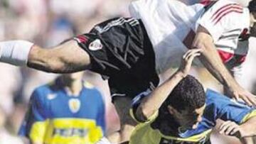 <b>CONTRA BIANCHI. </b>Mascherano salta sobre su hoy compañero Tévez en un River-Boca, aún con el Virrey en los xeneizes.