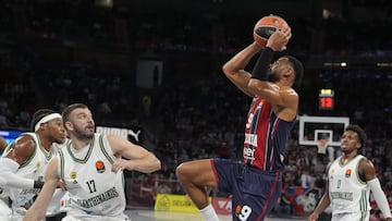 Timothe Luwawu-Cabarrot, alero del Baskonia, lanza ante el Panathinaikos en la Euroliga.