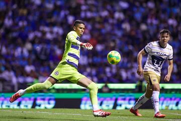 Kevin Mier of Cruz Azul during the 14th round match between Cruz Azul and Pumas UNAM as part of the Liga BBVA MX, Torneo Clausura 2025 at Cuauhtemoc Stadium, on April 05, 2025 in Puebla, Mexico.