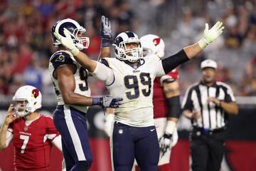 El defensa de Los Angeles Rams, defensor del año en 2017, es una pesadilla para los quarterbacks rivales. Con su físico desarrollado sus compañeros le llaman "Hulk".