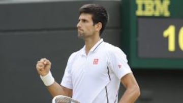 Djokovic celebra su pase a semifinales de Wimbledon.