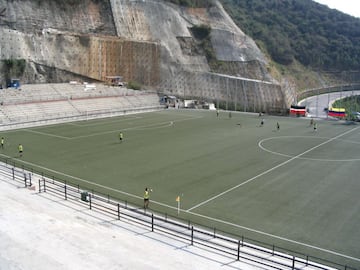 El estadio Cocodrilos de Caracas se encuentra al lado de una carretera y uno de sus laterales est cubierto por placas metlicas que frenan un posible desprendimiento de rocas. Se trata de una medida de seguridad puesto que el estadio est al pie de una cadena monta?osa.