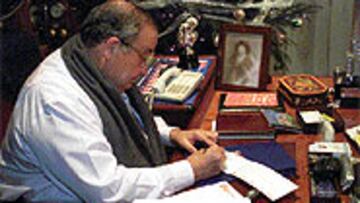 <b>COMPRA</B>. Jesús Gil pretende pagar el triple del valor inicial por cada uno de los títulos que no tiene.