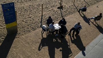 People play dominoes at Barceloneta beach, amid the outbreak of the coronavirus disease (COVID-19) and after Omicron has become the dominant coronavirus variant in Europe, in Barcelona, Spain January 16, 2022. REUTERS/Nacho Doce