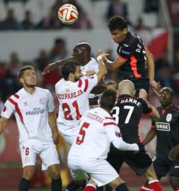 M'Bia e Igor de Camargo luchan por el balón.