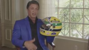 Stallone con el casco que le regaló Ayrton Senna.