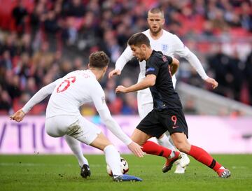 El jugador de Croacia Andrej Kramaric marca el 0-1.