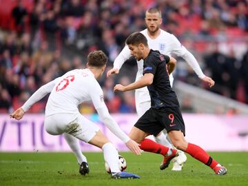 El jugador de Croacia Andrej Kramaric marca el 0-1.