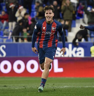 El otro jugador destacado del Huesca este fin de semana fue un Hugo Vallejo que marcó uno de los tantos de la jornada. Zurdazo espléndido desde fuera del área, fuerte e imparable. Coronó su actuación con la asistencia del 3-0.