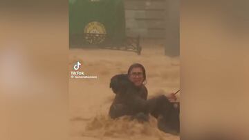 Documento demoledor: vean a esta mujer en el momento exacto que sonó la alerta del móvil de la DANA