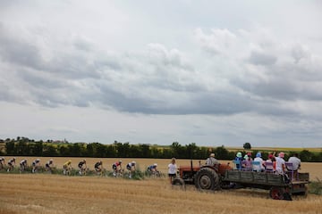 Seguidores del Tour de Francia disfrutando del paso de los ciclistas desde la cuneta