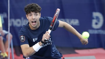 CH0. SANTIAGO (CHILE), 19/03/2023.- El argentino Agustín Tapia en acción ante los españoles Alejandro Galán y Juan Lebrón durante la final masculina hoy, en el Chile Padel Open Chile 2023 de Santiago (Chile). EFE/ Elvis González
