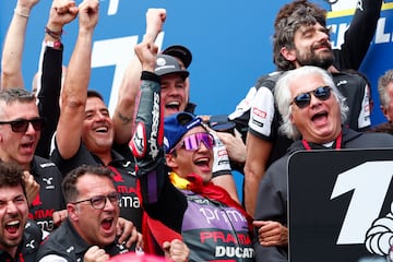 El piloto madrileño celebra con su equipo Prima Pramac Racing la victoria en Le Mans. 