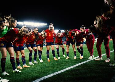 Piña de las jugadoras españolas antes del pitido inicial.