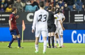 El árbitro Mateu Lahoz expulsa a Coentrao.