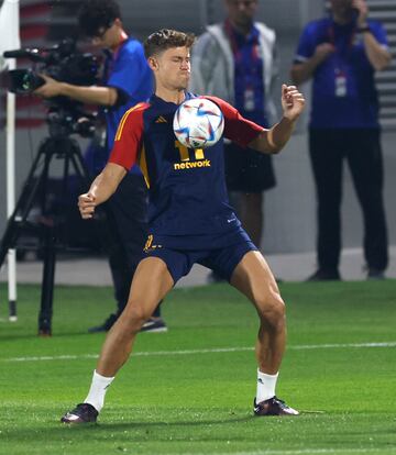 Marcos Llorente controla el balón durante el entrenamiento de hoy. 

