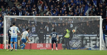 2-3. Isaiah Jerónimo lanza una falta directa y el balón se estrella en el larguero. En el rechace, aparece Gonzalo Di Renzo que dispara, el esférico golpea de nuevo en el travesaño y se cuela en la portería de Andriy Lunin.