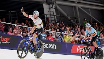 El ciclista italiano Elia Viviani celebra su victoria en la prueba de eliminación en los Europeos de Ciclismo de Múnich.