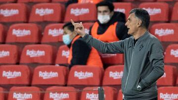 El entrenador del Eibar, José Luis Mendilibar, durante el partido del Camp Nou.