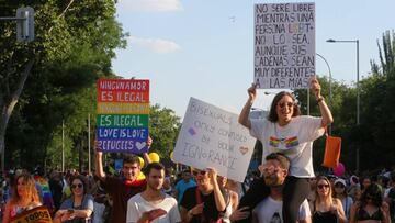 Multitud de personas celebran el Día del Orgullo LGTBI en Madrid.