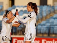 MADRID, 10/01/2026.- La centrocampista escocesa del Real Madrid Caroline Weir (d) celebra tras anotar el segundo gol del equipo durante el partido de la jornada 15 de la Liga F que disputan el Real Madrid y el Sevilla este sábado en el estadio Alfredo di Stéfano de la capital española. EFE/ Juanjo Martín