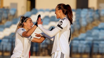 MADRID, 10/01/2026.- La centrocampista escocesa del Real Madrid Caroline Weir (d) celebra tras anotar el segundo gol del equipo durante el partido de la jornada 15 de la Liga F que disputan el Real Madrid y el Sevilla este sábado en el estadio Alfredo di Stéfano de la capital española. EFE/ Juanjo Martín