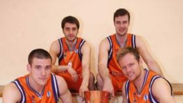 <b>PREPARADOS. </b>Caner-Medley, Markovic, Ogilvy y Newley, con la Eurocopa que ganó el Valencia en 2010.