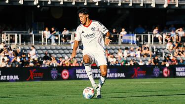 an Uzun es un talentoso mediocampista ofensivo turco, conocido por su habilidad, visión de juego y capacidad goleadora. Su primera temporada en la máxima categoría alemana, se ha adaptado rápidamente, convirtiéndose en un jugador clave para su nuevo equipo.

