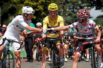 Geraint Thomas, con el maillot amarillo de lder general, observa el saludo entre Pierre Latour, con el maillot blanco de mejor ciclista, y Julian Alaphilippe, con el maillot de lunares.
