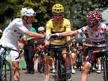 Geraint Thomas, con el maillot amarillo de líder general, observa el saludo entre Pierre Latour, con el maillot blanco de mejor ciclista, y Julian Alaphilippe, con el maillot de lunares.
