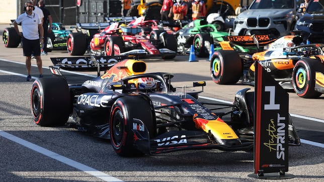 Verstappen sale de caza y Alonso se cruza con Sainz