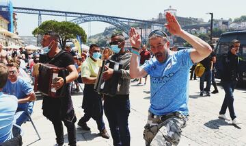 La ciudad costera del noroeste de Portugal está repleta de seguidores del Manchester City y del Chelsea. Ambos equipos se enfrentan esta noche en la final de la Champions League y algunos aficionados han llegado con ganas de fiesta.