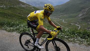 Julian Alaphilippe rueda con el maillot amarillo durante el Tour de Francia 2019.