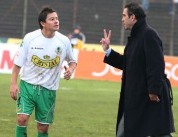 Elton Troncoso, en la foto cuando defendía a Deportes Temuco y era dirigido por Eduardo Bonvallet. Delantero rápido. Su nombre se utiliza para caracterizar a alguien que le cuesta hacer algo.