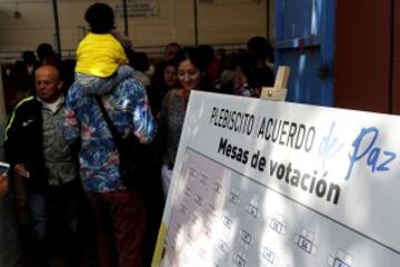 Colombianos residentes en Madrid acuden a votar durante la jornada electoral.