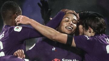 El delantero colombiano Luis Fernando Muriel celebrando su gol con la Fiorentina ante Roma por Copa Italia.