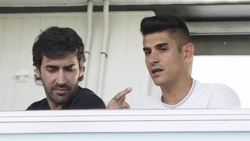 Ra&uacute;l y &Aacute;lvaro Benito, entrenadores del Juvenil B del Real Madrid en la temporada 2018-2019, en una imagen de archivo.